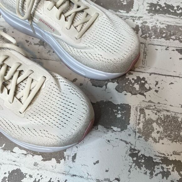 Brooks | women creamy white athletic running shoes ghost 2 max - Picture 9 of 10